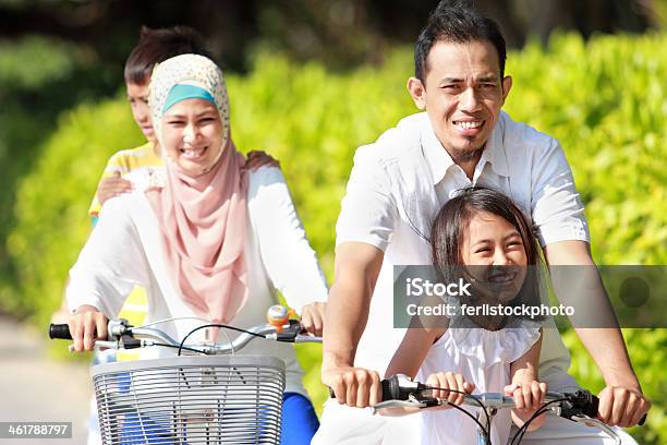 Famiglia Allaperto Con Biciclette - Fotografie stock e altre immagini di Famiglia - Famiglia, Ciclismo, Islamismo