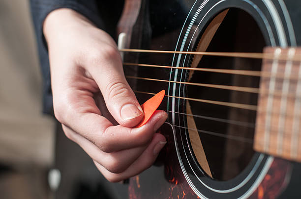 крупным планом руки гитарист играет акустическая гитара - western culture audio стоковые фото и изображения