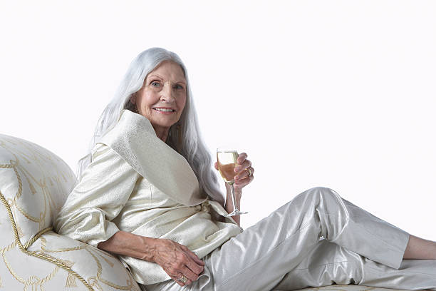 품격 있는 여자 노인 셰이즈 라운지에서 앨코브 - luxury women chaise longue fashion 뉴스 사진 이미지