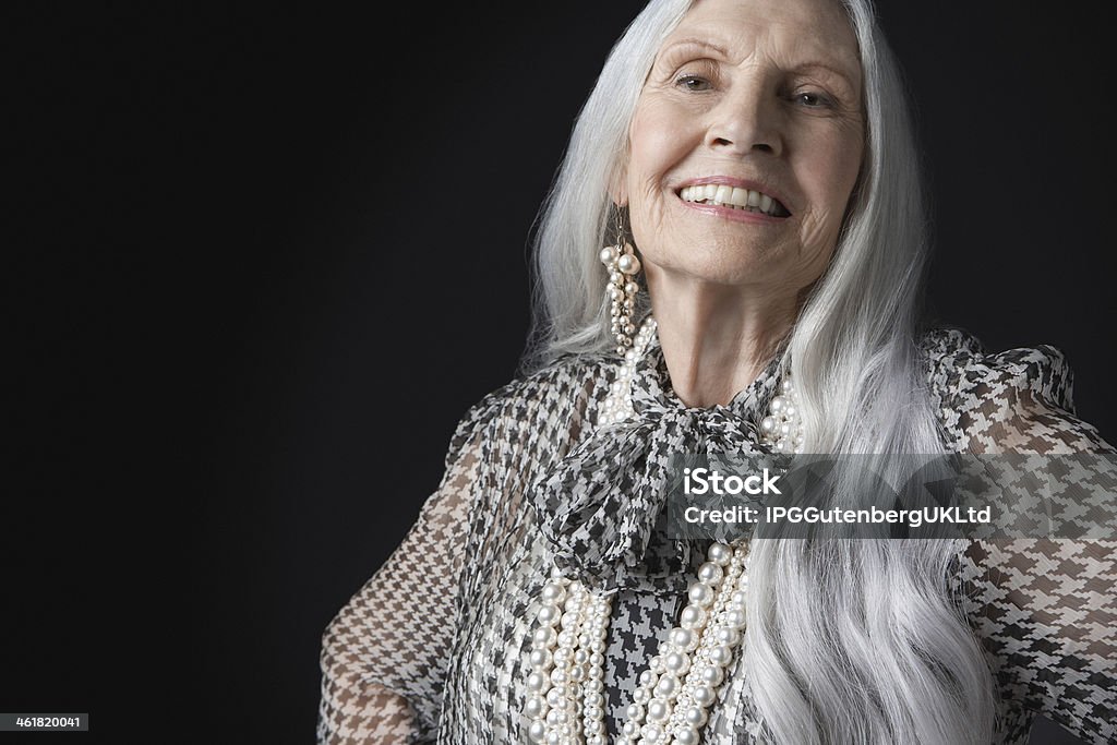 Femme Senior souriante avec Long Cheveux gris - Photo de Cheveux gris libre de droits