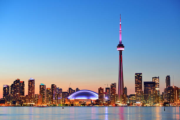 skyline di toronto - toronto skyline cn tower night foto e immagini stock