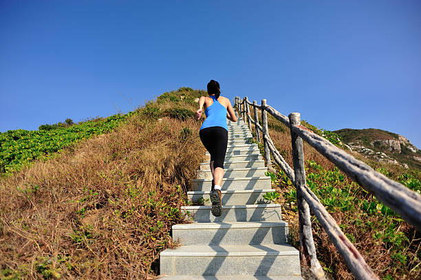 mulher a subir escadas na montanha - railing beautiful human leg people imagens e fotografias de stock