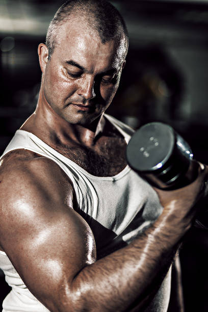 uomo facendo allenamento con bilanciere - human muscle men weights picking up foto e immagini stock