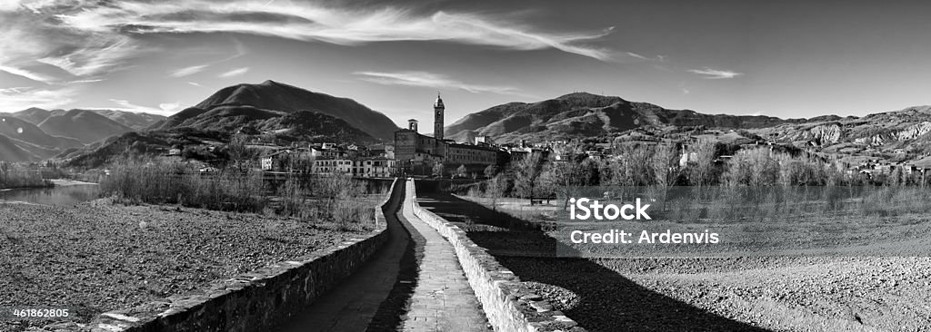 Vista panoramica di via dall'antico ponte di pietra - Foto stock royalty-free di Acqua