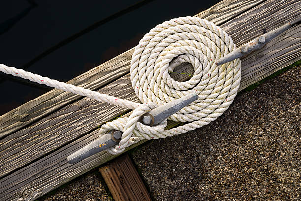 bellissimo fiocco a spirali ricciolo di corda nautica di fissaggio della linea - moored foto e immagini stock