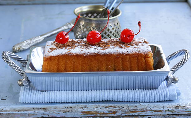 bizcochuelo con azúcar en polvo y bayas - pound cake fruitcake cake loaf of bread fotografías e imágenes de stock