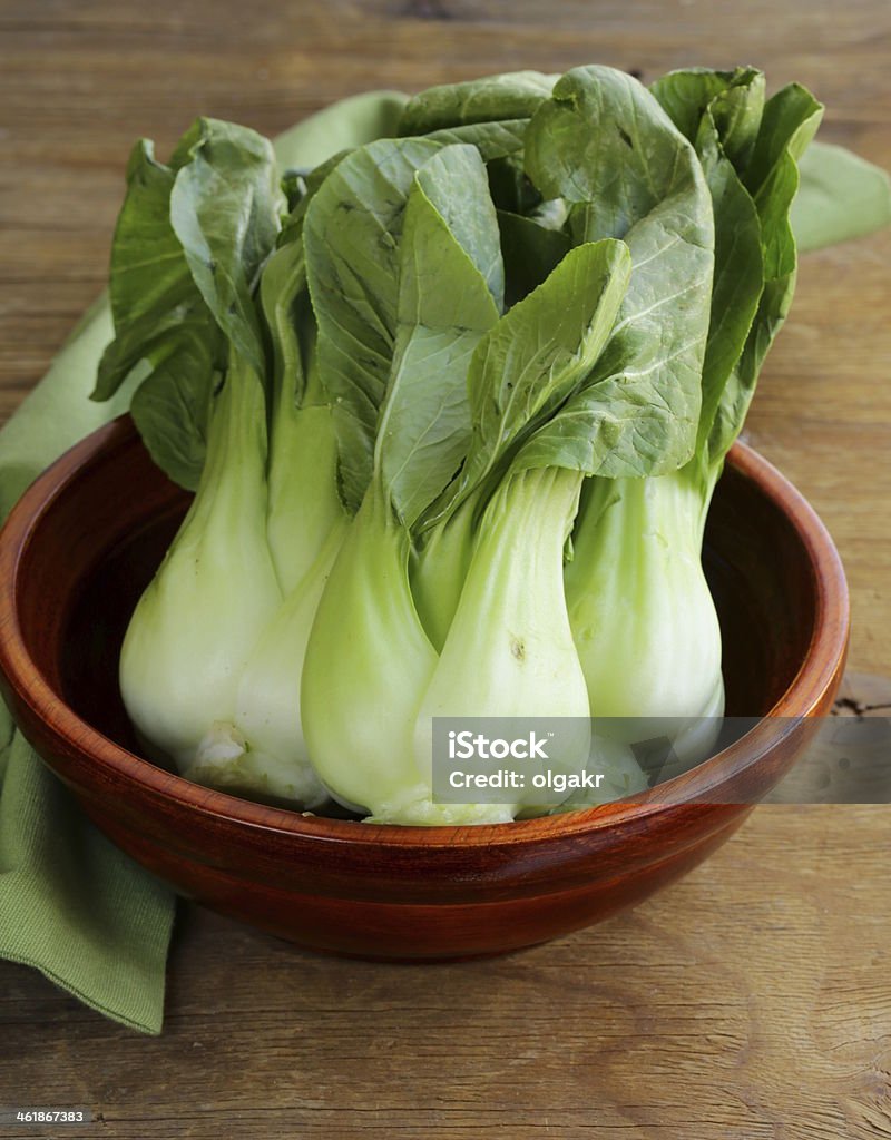 Bok choy (repolho chinês) sobre uma mesa de madeira - Foto de stock de Alimentação Saudável royalty-free