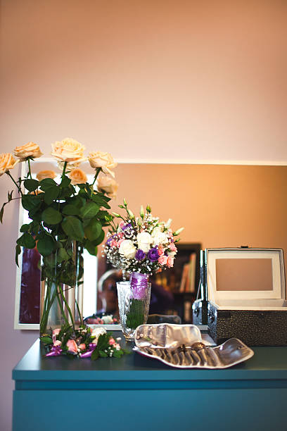 ainda vida.  flores. - single flower tranquil scene mirror flower imagens e fotografias de stock