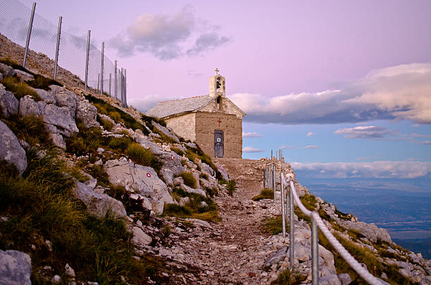 kapelle der sv.  - jure- in biokovo park, kroatien - naturpark stock-fotos und bilder