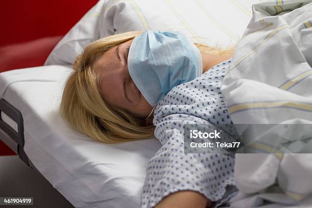 Kobieta Pacjenta W Szpitalu Kwarantannie - zdjęcia stockowe i więcej obrazów Bakteria - Bakteria, Blond włosy, Choroba