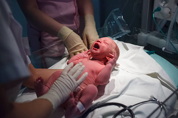 生まれたばかりの赤ちゃんの泣く声、スケール - hostpital ストックフォトと画像