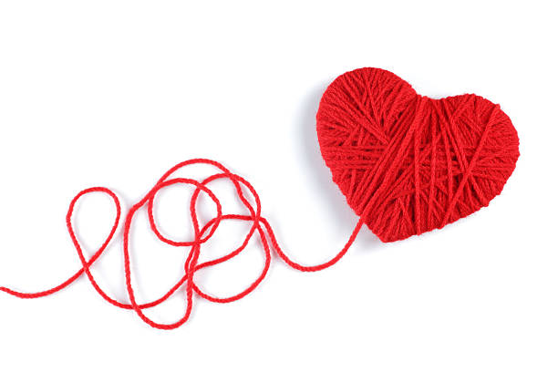 filato di lana nel simbolo di forma cuore - wool thread red string foto e immagini stock