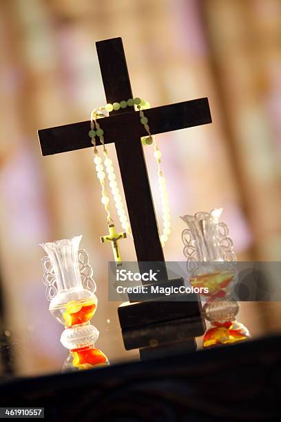 Cruz E Rosery - Fotografias de stock e mais imagens de Adulto - Adulto, Batismo, Castanho