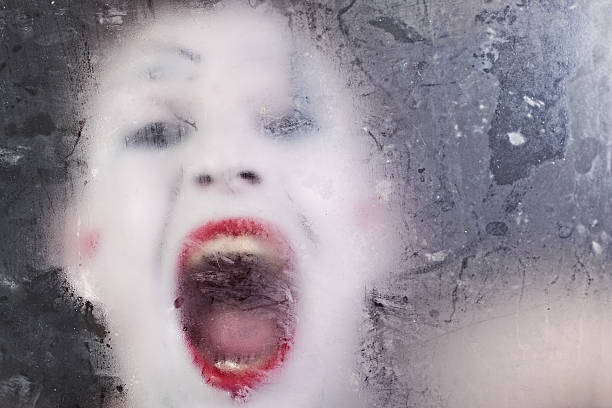 恐ろしい顔と歓声 mime に不透明のガラス - clown mime sadness depression ストックフォトと画像