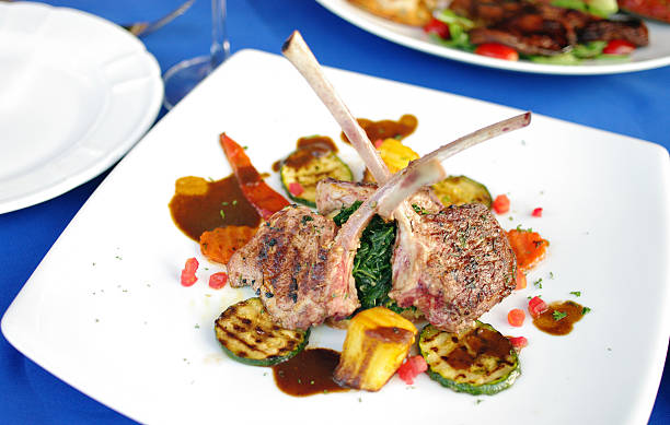 lamb stek z sosem - rack of lamb chop cutlet food zdjęcia i obrazy z banku zdjęć