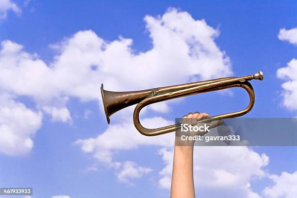 Stary Ulica Trumpet W Rękę Nad Niebieski Niebo - zdjęcia stockowe i więcej obrazów Antyczny - Antyczny, Biały, Brudny