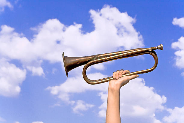 old exército trompete na mão sobre céu azul - bugle trumpet brass old fashioned imagens e fotografias de stock