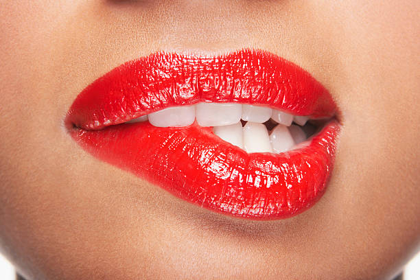 kobieta gryzienie czerwone usta - sexy lips zdjęcia i obrazy z banku zdjęć