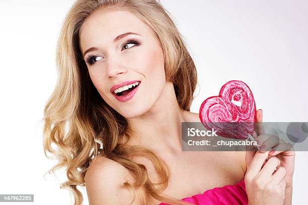 Photo libre de droit de Sexy Fille En Robe Rose Avec Des Bonbons banque d'images et plus d'images libres de droit de Adulte - Adulte, Aliment, Amour