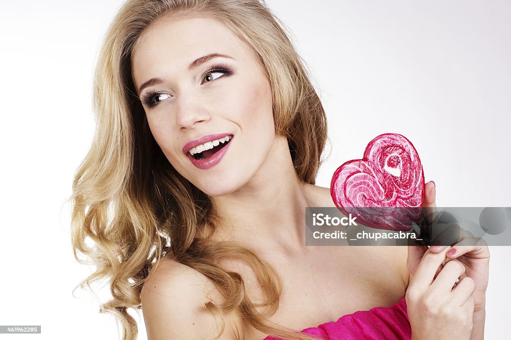 Sexy Dziewczyna w różowej sukience z Cukierek - Zbiór zdjęć royalty-free (Białe tło)