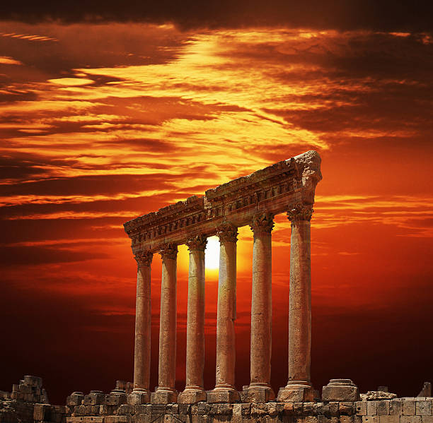 templo de júpiter antiga roman colunas, baalbek, líbano - baalbek imagens e fotografias de stock