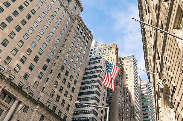 bandiera americana a wall street-quartiere finanziario di new york - wall street stock exchange new york city new york stock exchange foto e immagini stock