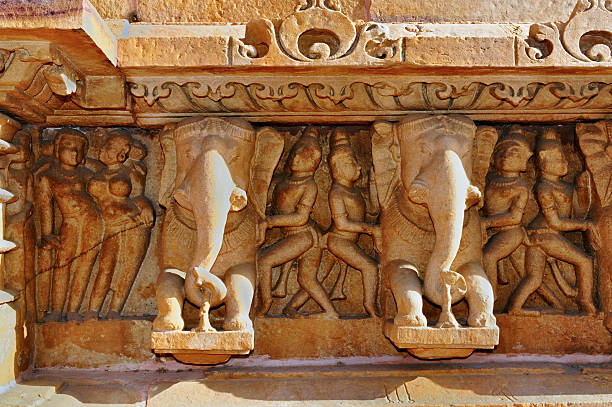 sculture in lakshmana temple, khajuraho, india-sito patrimonio dell'umanità unesco - art shiva sexual activity sexual issues foto e immagini stock