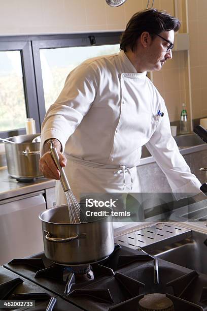 Foto de De Culinária e mais fotos de stock de Adulto - Adulto, Branco, Casa de comes e bebes