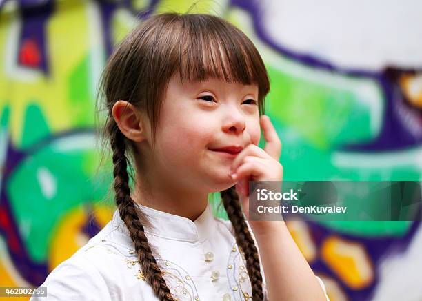 Retrato De Chica En El Patio De Juegos Foto de stock y más banco de imágenes de Personas - Personas, Alegre, Alegría