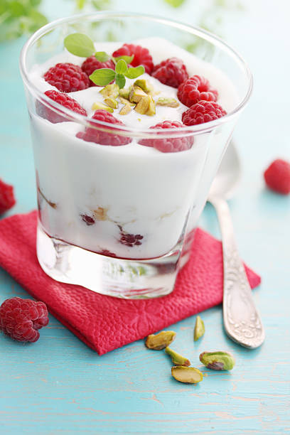 dessert con lamponi e pistacchi - vertical studio shot indoors pink foto e immagini stock