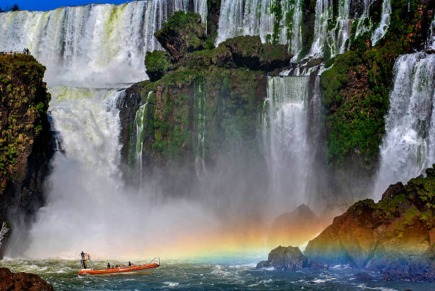 spaziergang durch die wasserfälle - iguacu falls argentina tropical rainforest rainbow stock-fotos und bilder