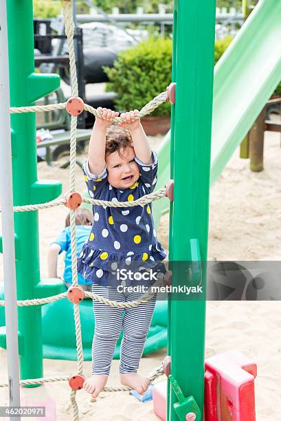 Photo libre de droit de Adorable Fille Jouant Dans Le Jardin banque d'images et plus d'images libres de droit de 12-17 mois - 12-17 mois, Bac à sable, Beauté