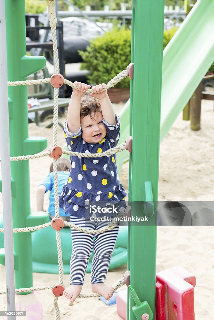 Dolce bambina giocando in giardino - Foto stock royalty-free di 12-17 mesi