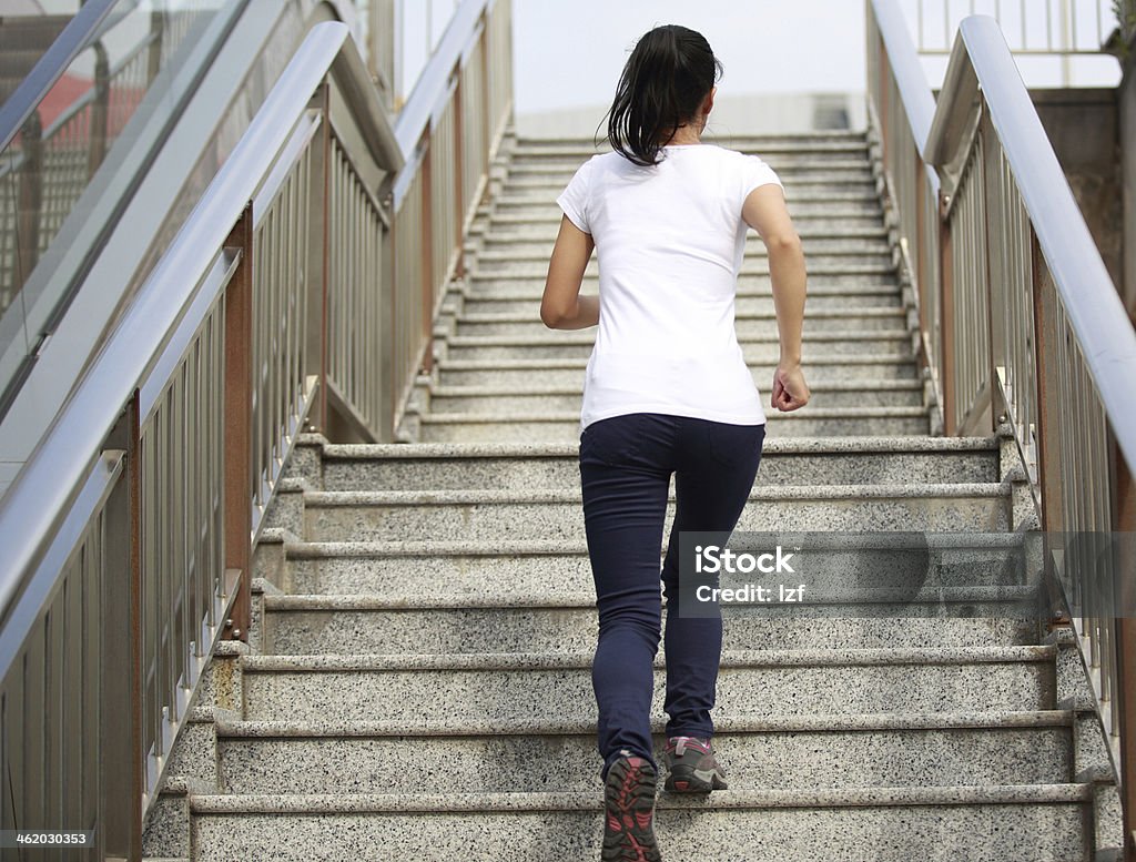 Femme course sur l'escalier de pierre - Photo de Escalier libre de droits