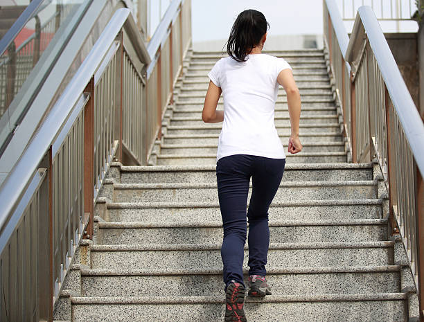 mulher correr em escadas de pedra - railing beautiful human leg people imagens e fotografias de stock