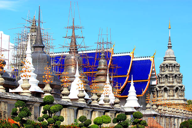 wat baan l'edilizia e blu cielo - wat chiang man foto e immagini stock