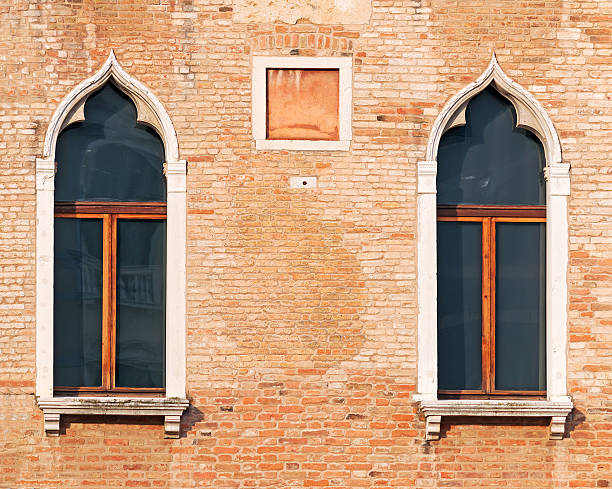 два окна в венеции - venice italy ancient architecture creativity стоковые фото и изображения