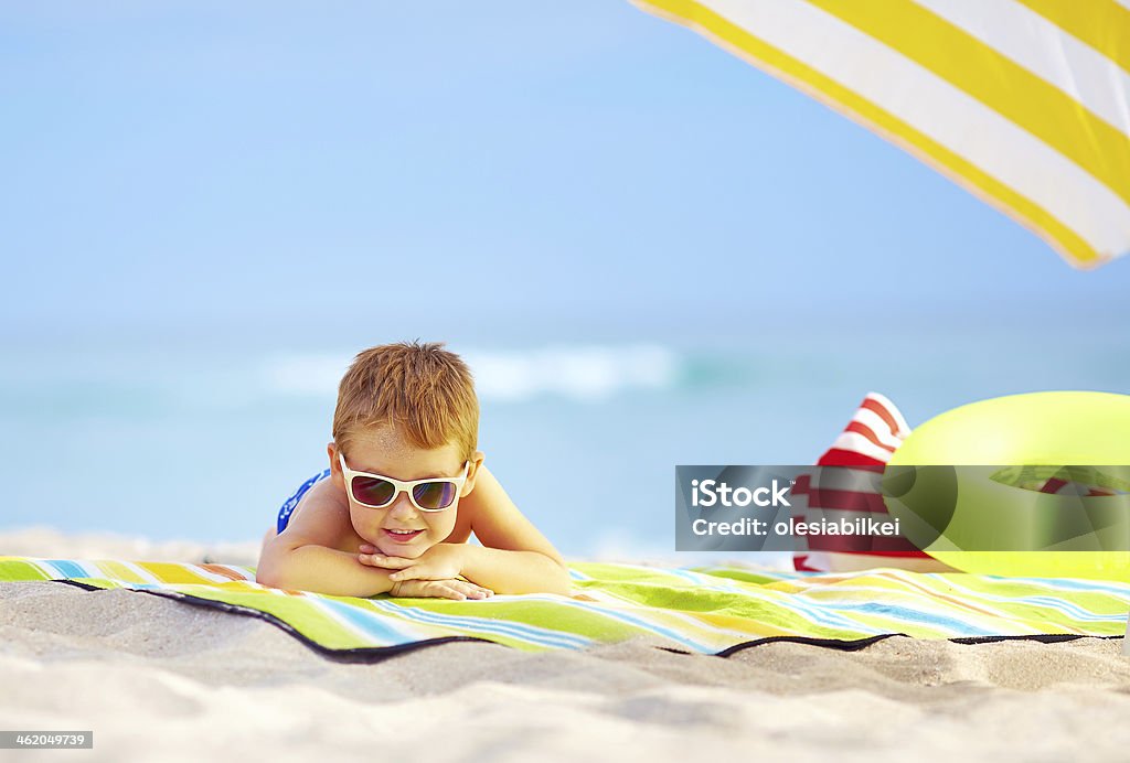 Engraçado criança em Óculos de sol na praia colorida em repouso - Royalty-free Praia Foto de stock