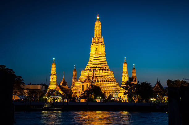 istock Wat Arun golden Temple on the blue background 462050701