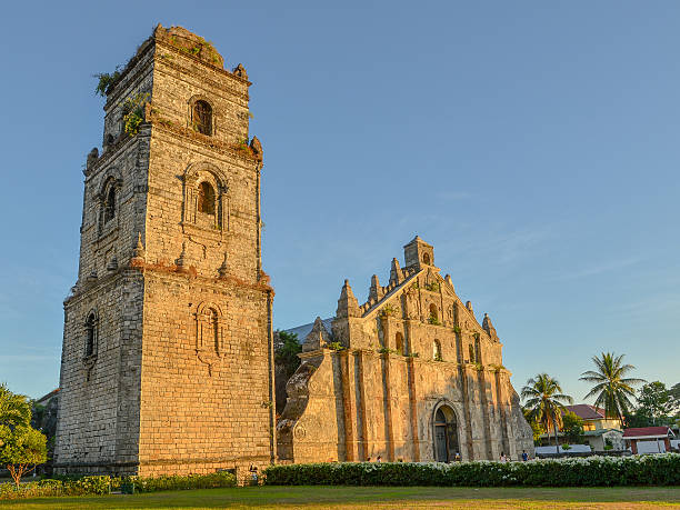 st. augustine-kirche und der bell tower-ilocos hinweis, philippinen - church bell tower temple catholicism stock-fotos und bilder