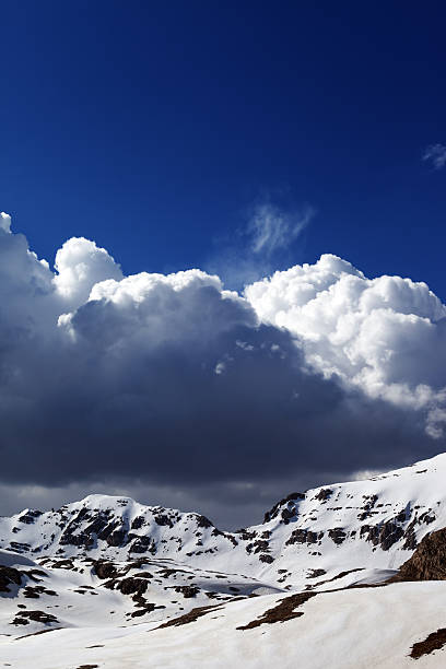 snowy mountains e blu cielo - turkey extreme terrain snow nature foto e immagini stock