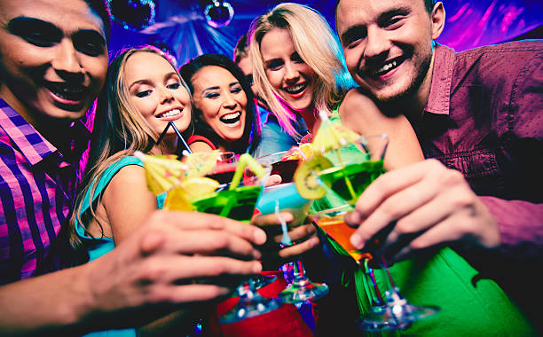 istock Friends with cocktails 462060311