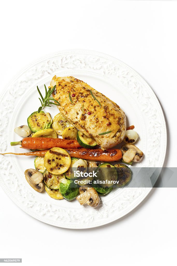 Peito de frango grelhado e legumes - Foto de stock de Couve-de-bruxelas royalty-free