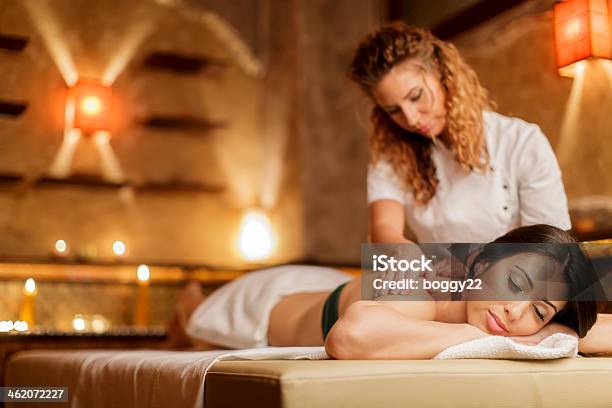 Massage Stockfoto und mehr Bilder von Masseur - Masseur, Massieren, Kurbehandlung