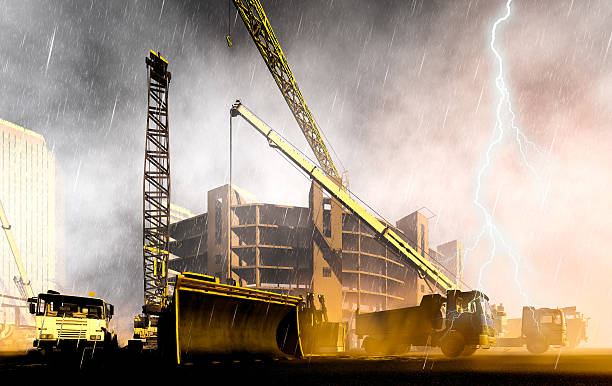 pluie sur chantier de construction - thunderstorm lightning storm monsoon photos et images de collection