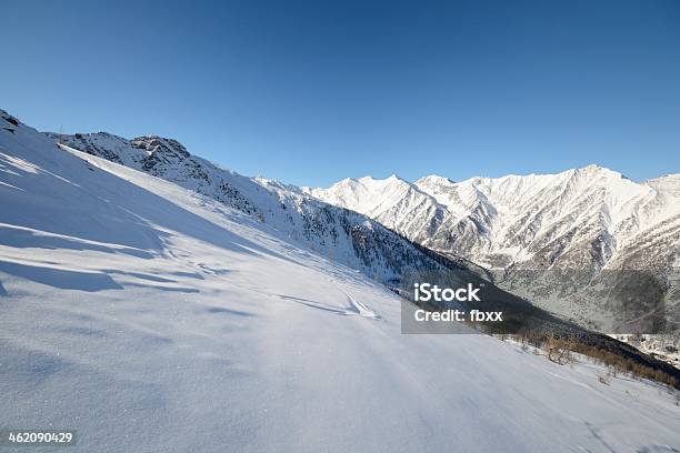 Snowy Szczyt Z Doskonałym Widokiem Panoramicznym - zdjęcia stockowe i więcej obrazów Alpy - Alpy, Badanie, Bez ludzi