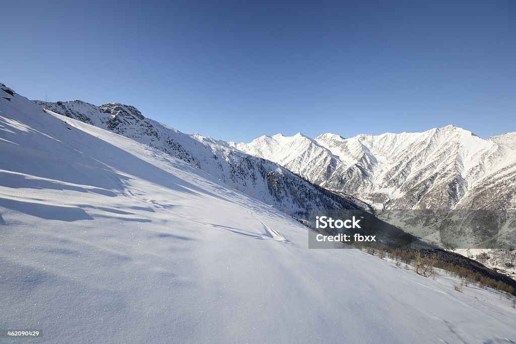 O declive coberto de neve com excelente vista panorâmica - Foto de stock de Alpes europeus royalty-free