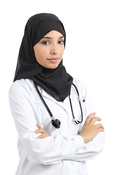 arab médico mujer posando con los brazos de seguridad compacto - single word islam religion text fotografías e imágenes de stock