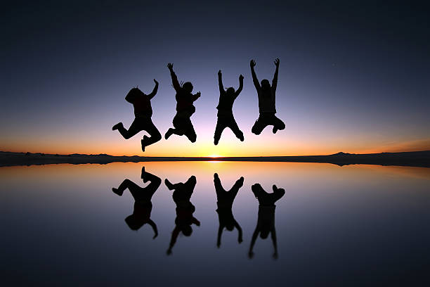 szczęśliwy przyjaciele skoki na zewnątrz - teenager team carefree relaxation zdjęcia i obrazy z banku zdjęć
