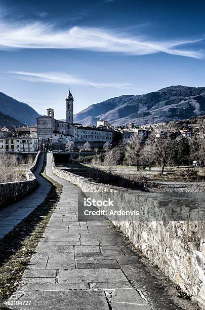 Romano Antico Ponte Di Pietra Bobbio Emilia Romagna Italia - Fotografie stock e altre immagini di Acqua